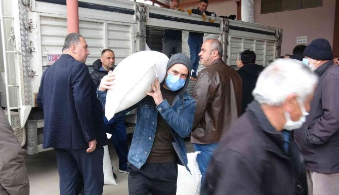 Arıcılara Çuval Çuval Şeker Dağıtıldı