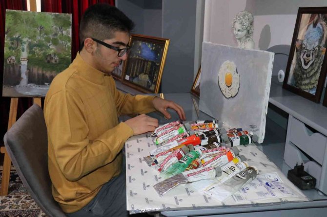 Çizimle Başladı, Sergi Açmak İçin Gün Sayıyor