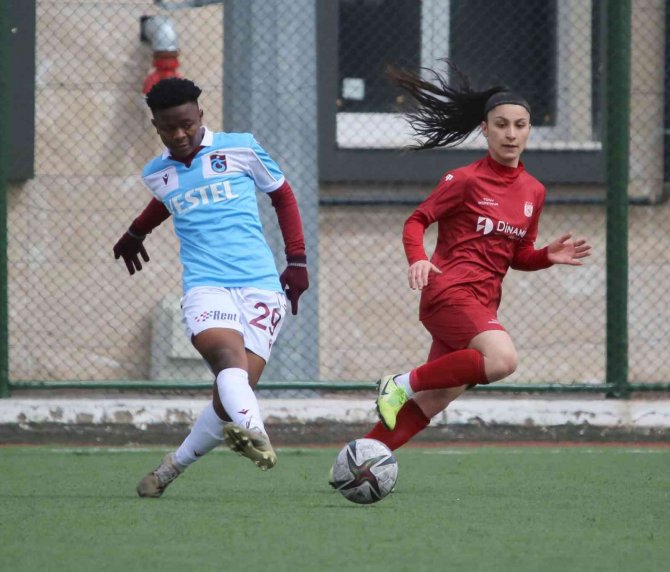 Turkcell Kadın Futbol Süper Ligi: Sivasspor: 2 - Trabzonspor: 0