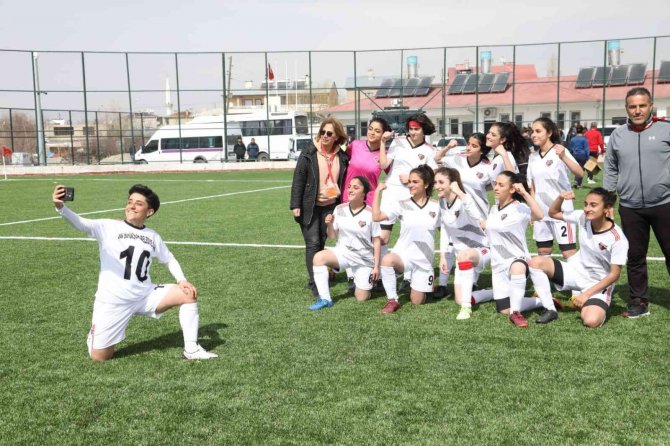 Van Büyükşehir Belediye Kadın Futbol Takımı İlk Maçında Galip Geldi