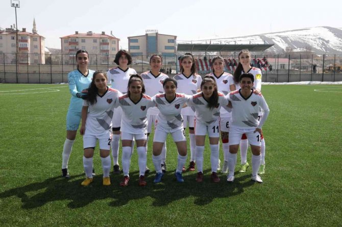 Van Büyükşehir Belediye Kadın Futbol Takımı İlk Maçında Galip Geldi
