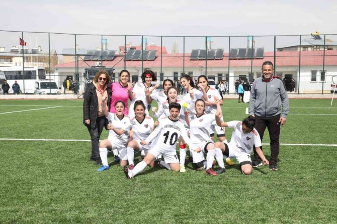 Van Büyükşehir Belediye Kadın Futbol Takımı İlk Maçında Galip Geldi