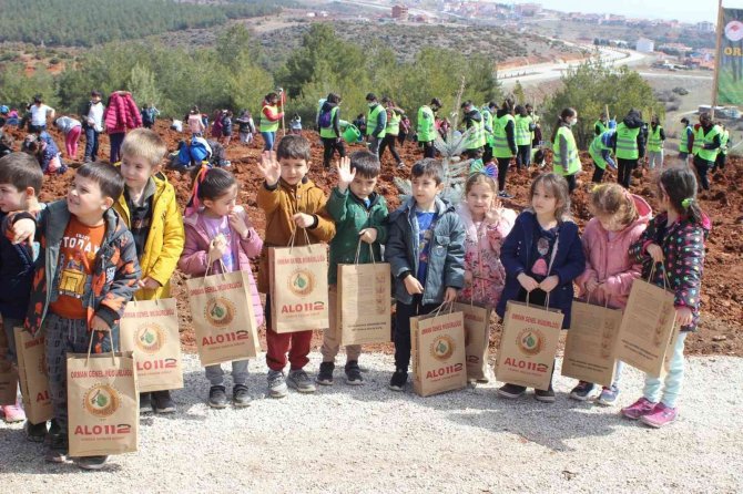 Uşak’ta Yüzlerce Öğrenci 3 Bin 250 Sedir Fidanını Toprakla Buluştu