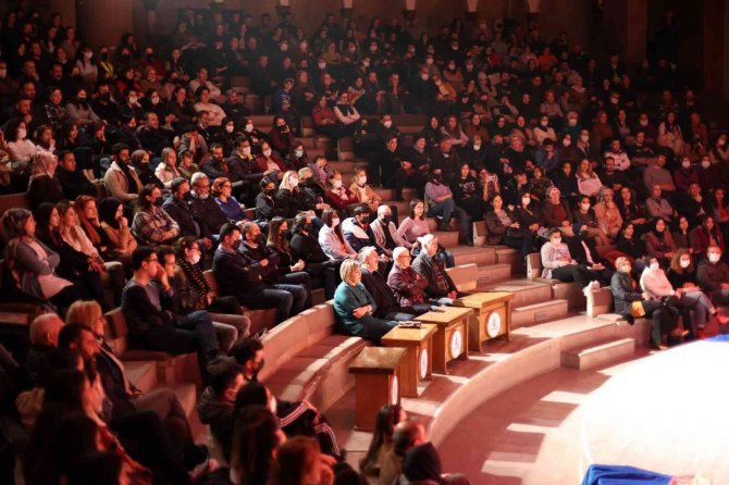 "Kiralık Budalası" Sahnelendi