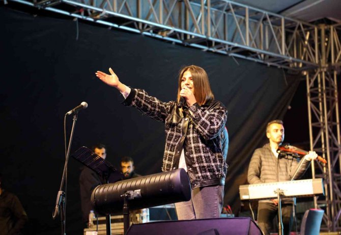 Shopping Fest, Şarkılar Ve Şiirlerle Sona Erdi