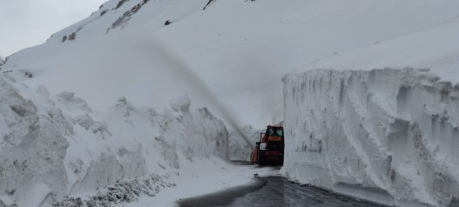 Kar Kalınlığının 10 Metreyi Bulduğu Bahçesaray Yolunda Zorlu Mücadele