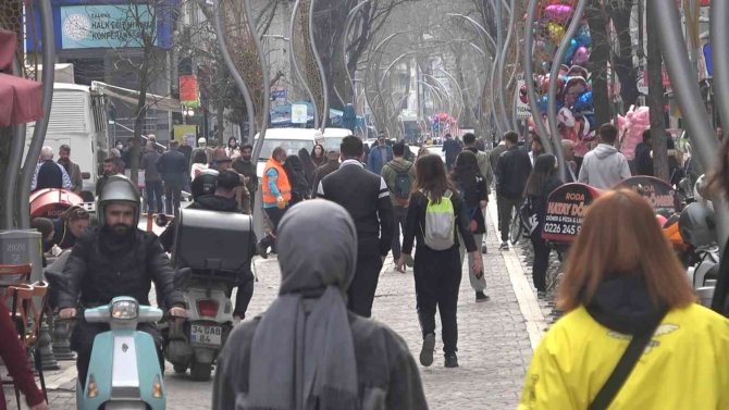 Sıcak Havayı Fırsat Bilen Yalovalılar Soluğu Sokakta Aldı