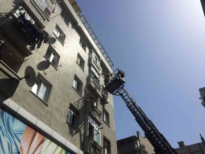 Zeytinburnu’nda Yangın Paniği: 1’i Çocuk 2 Kişi Kurtarıldı