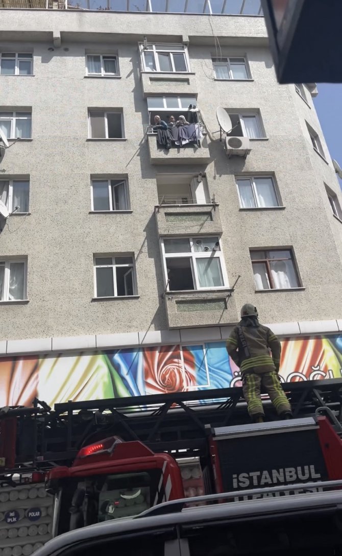 Zeytinburnu’nda Yangın Paniği: 1’i Çocuk 2 Kişi Kurtarıldı