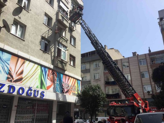Zeytinburnu’nda Yangın Paniği: 1’i Çocuk 2 Kişi Kurtarıldı