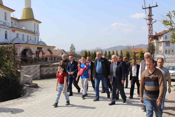 Dereceyle Dönen Sporcuya Davullu Karşılama