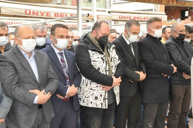 ’Zeytinci Ali Dayı’ Olarak Tanınan Ünyeli Esnaf, Son Yolculuğuna Uğurlandı