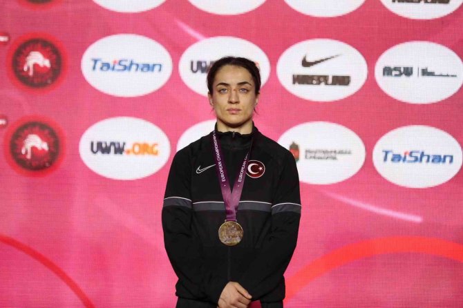 Kadın Güreşçilerden 2 Altın Ve 1 Bronz Madalya