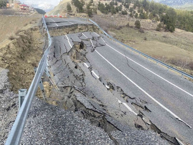 Adana’da Asfalt Yol Çöktü