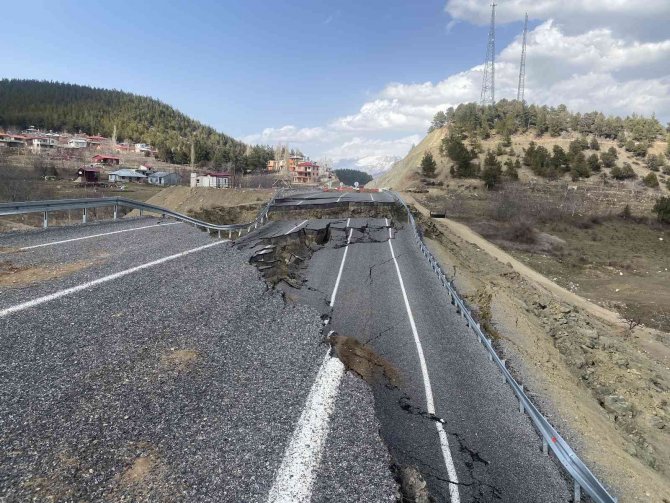 Adana’da Asfalt Yol Çöktü