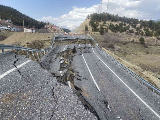 Adana’da Asfalt Yol Çöktü
