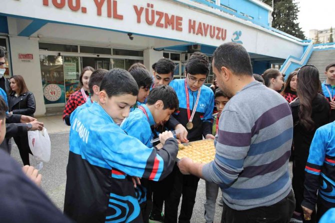 Yüzmede 72 Madalya İle Büyük Başarı