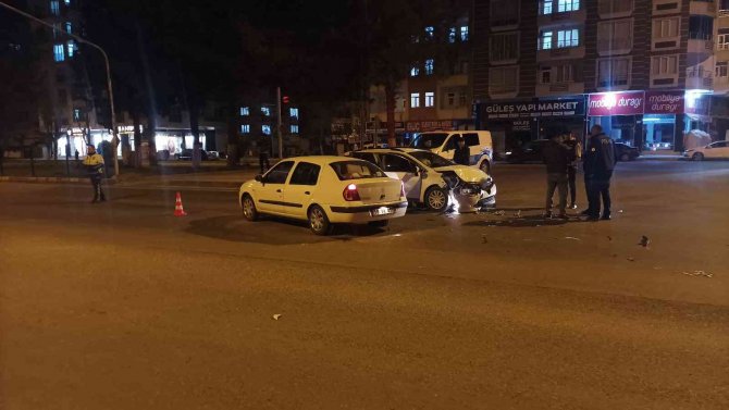 Kırmızı Işık İhlali Kazaya Neden Oldu: 2 Yaralı