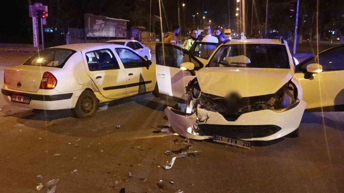 Kırmızı Işık İhlali Kazaya Neden Oldu: 2 Yaralı
