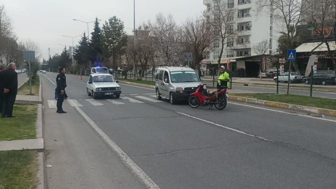 Adıyaman’da Motosiklete Hafif Ticari Araç Çarptı: 1’i Ağır 2 Yaralı