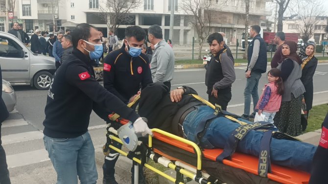 Adıyaman’da Motosiklete Hafif Ticari Araç Çarptı: 1’i Ağır 2 Yaralı