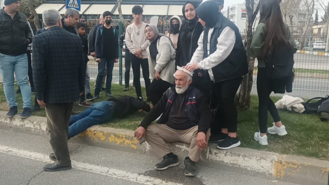 Adıyaman’da Motosiklete Hafif Ticari Araç Çarptı: 1’i Ağır 2 Yaralı