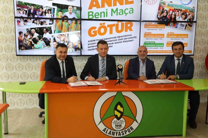 Alanyaspor, ’Anne Beni Maça Götür’ Projesinde İmzalar Atıldı