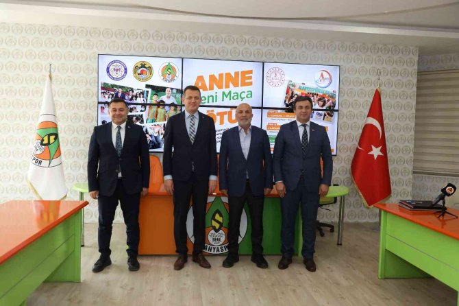 Alanyaspor, ’Anne Beni Maça Götür’ Projesinde İmzalar Atıldı