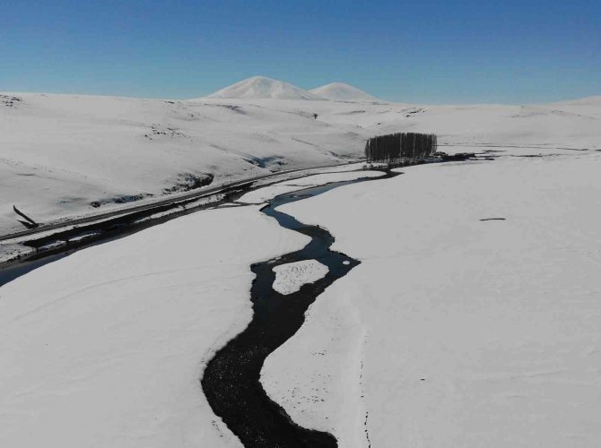 Kars’ta Kar Altındaki Menderesler Büyülüyor