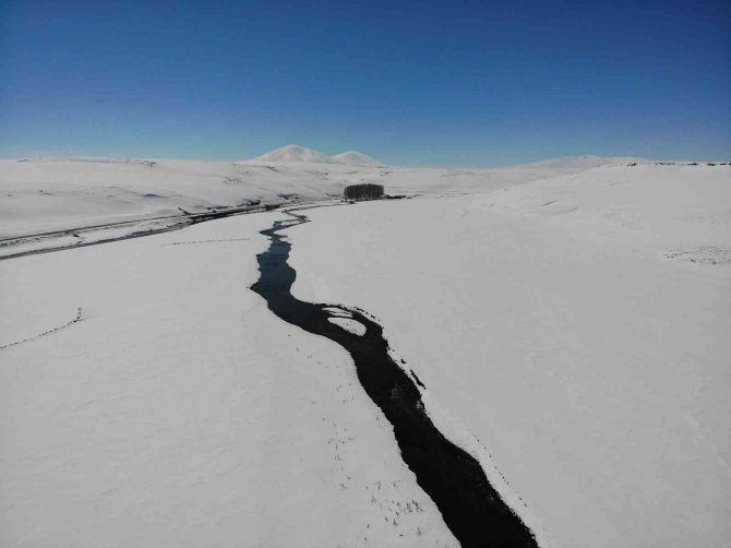 Kars’ta Kar Altındaki Menderesler Büyülüyor
