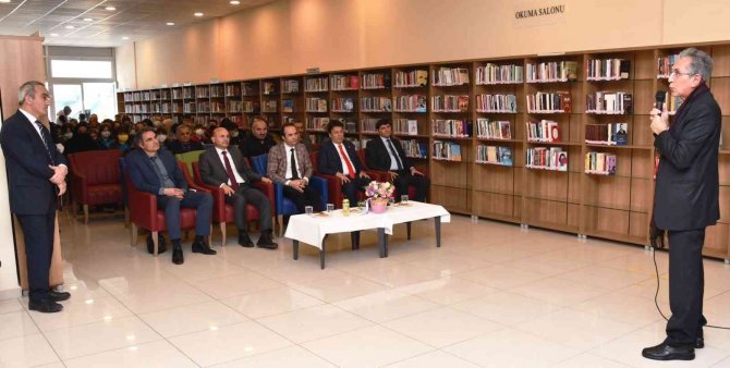 Kütüphanede Coşkulu Kutlama