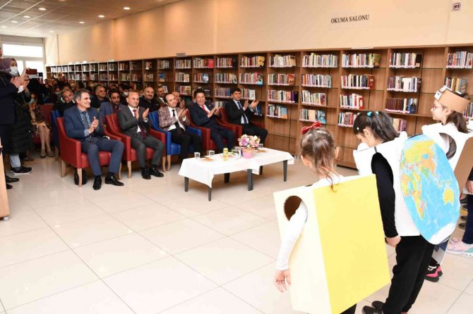 Kütüphanede Coşkulu Kutlama