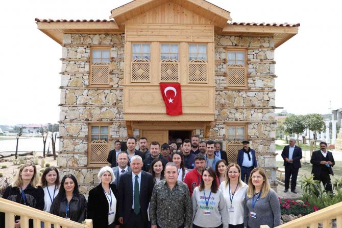 Başkan Böcek, Expo 2021 Hatay’da Antalya Bahçesi’ni Gezdi