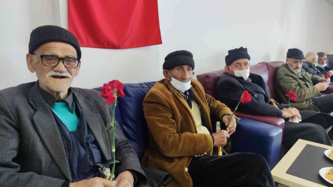 Üniversiteli Öğrencilerden Huzur Evi Sakinlerine Anlamı Ziyaret