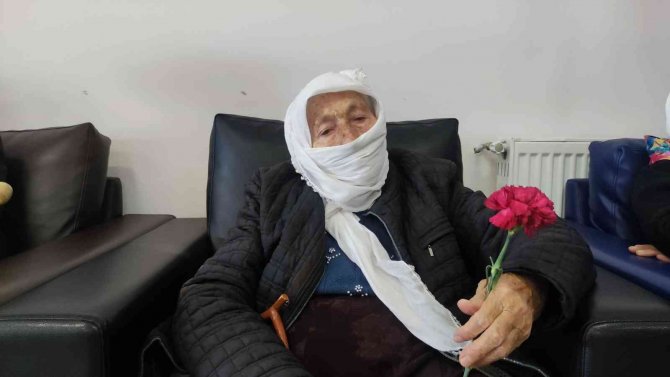 Üniversiteli Öğrencilerden Huzur Evi Sakinlerine Anlamı Ziyaret