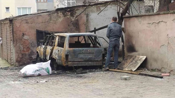 Bağcılar’da Park Halindeki Otomobil Alev Alev Yandı