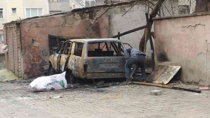 Bağcılar’da Park Halindeki Otomobil Alev Alev Yandı