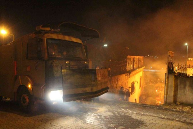 Bandırma’da İki Katlı Tarihi Bina Kül Oldu