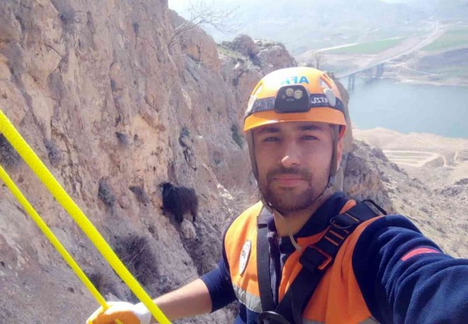 Dağlık Alanda Mahsur Kalan Keçi Afad’ın 4 Saatlik Çalışmasıyla Kurtarıldı