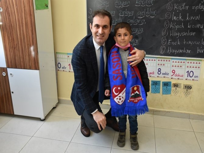 Sason Kaymakam Mete, Öğrencilere Mont Ve Atkı Hediye Etti