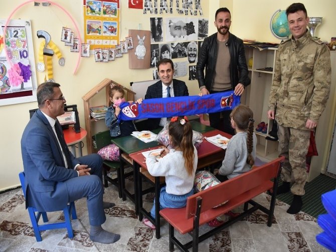 Sason Kaymakam Mete, Öğrencilere Mont Ve Atkı Hediye Etti