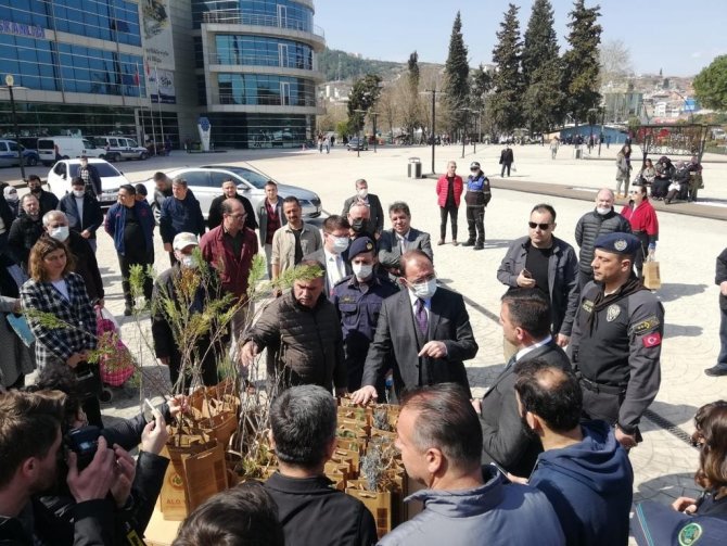 Biga’da Ücretsiz Fidan Dağıtıldı