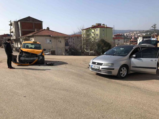 Bilecik’te Ticari Taksi İle Otomobil Çarpıştı 1 Kişi Yaralandı