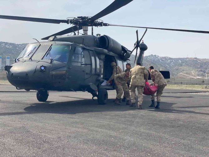 Üreticinin İmdadına Jandarma Yetişti, Yemler Helikopter İle Ulaştırıldı