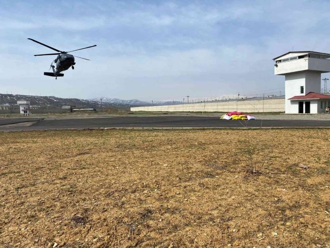 Üreticinin İmdadına Jandarma Yetişti, Yemler Helikopter İle Ulaştırıldı