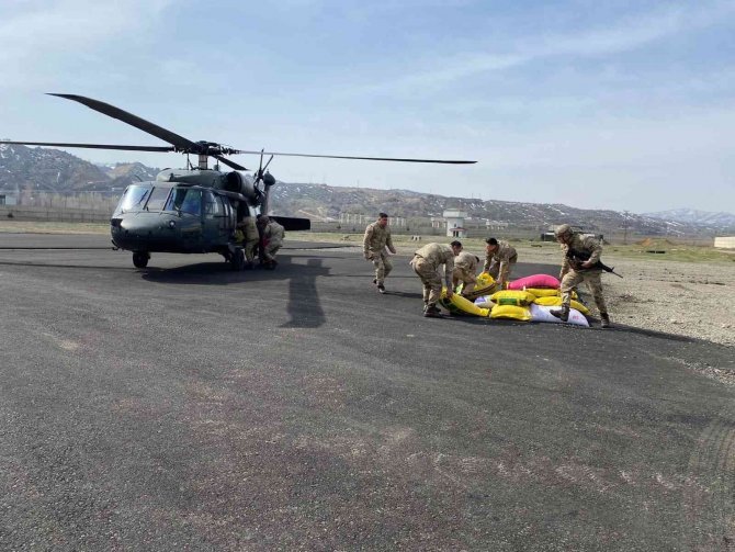 Üreticinin İmdadına Jandarma Yetişti, Yemler Helikopter İle Ulaştırıldı