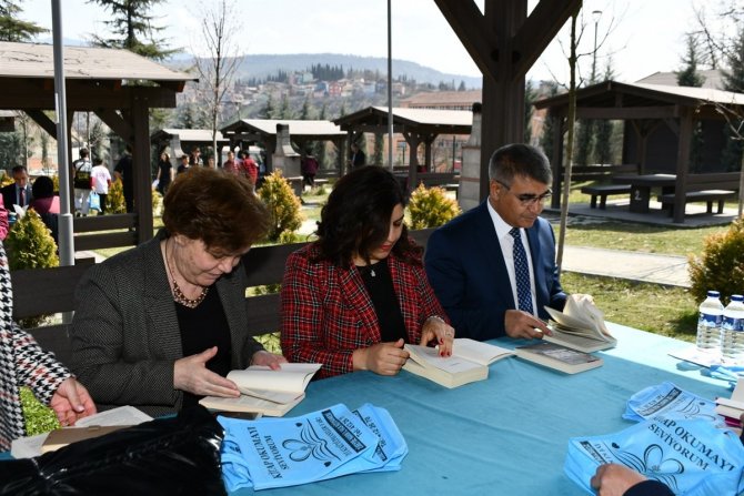Protokol Ve Öğrenciler Şehir Parkında Kitap Okudu