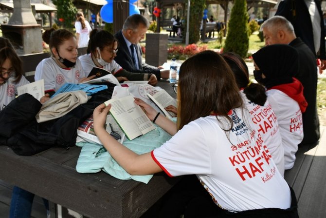 Protokol Ve Öğrenciler Şehir Parkında Kitap Okudu