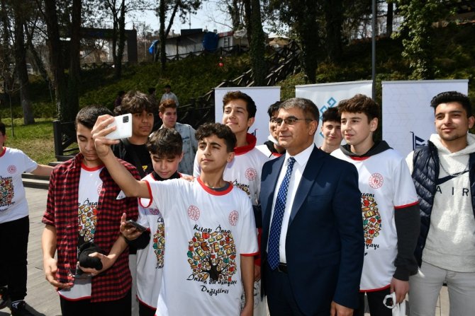 Protokol Ve Öğrenciler Şehir Parkında Kitap Okudu