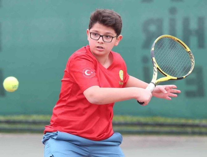 Tenis Heyecanı Hüdavendigar Kortlarında Yaşanıyor